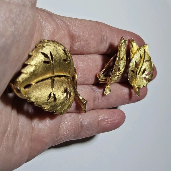 BSK Vintage Gold Plated Leaf Brooch & Clip-on Earring Set - Picture 3 of 15